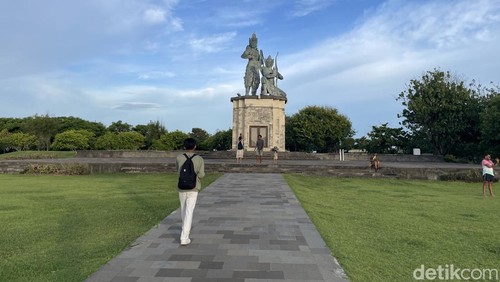 Ingin berburu spot foto estetik di Bali? Peninsula Island menjadi destinasi yang tak boleh dilewatkan. Pulau kecil di wilayah ITDC, Nusa Dua ini memiliki pemandangan yang indah dan cantik.