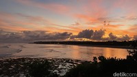 Pulau yang satu ini memiliki banyak daya tarik. Terutama untuk traveler yang mencari spot foto estetik dan instagramable seperti taman bunga kembang kertas, spot sunset, dan jogging track.