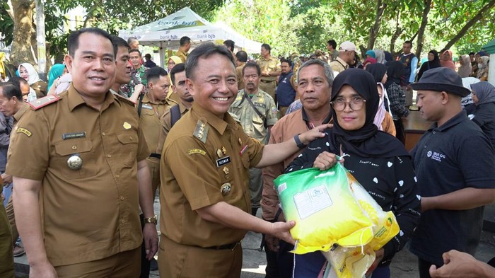 Penjabat Bupati Sumedang Herman Suryatman dalam salah satu acara gerakan pangan murah