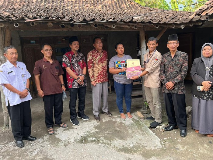 Penyerahan santunan untuk keluarga anggota Linmas Desa Karangpakel, Kecamatan Trucuk, Kabupaten Klaten, yang meninggal dunia, Rabu (21/2/2024).