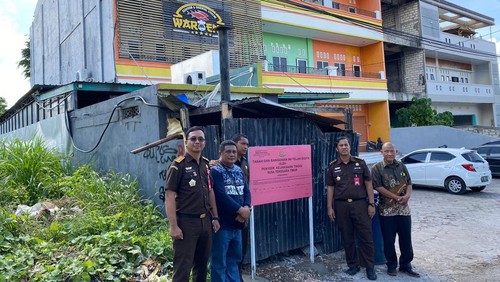 Penyidik Kejati NTT saat melaksanakan penyitaan aset milik Jonas Salean. (Dok Kejati NTT)