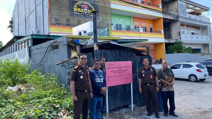 Penyidik Kejati NTT saat melaksanakan penyitaan aset milik Jonas Salean. (Dok Kejati NTT)