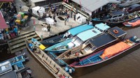Perlengkapan TPS untuk kecamatan Siberut Selatan itu dibawa menggunakan enam long boat yang masing-masing dikawal petugas kepolisian. Sesampainya di dermaga, logistik dibawa ke gudang PPK, untuk kemudian didistribusikan beberapa hari kemudian.
