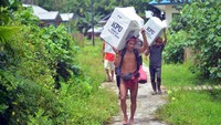 Seorang Sikerei yang juga pemilik pompong, Aman Lepon, ikut membantu distribusi logistik ke kampungnya di Dusun Buttui, Desa Madobag. Sikerei merupakan pemuka adat dengan kemampuan pengobatan asli Mentawai yang dipercaya bisa menyembuhkan penyakit dengan cara ritual tertentu.
