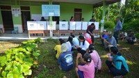 Mereka juga berharap pemerintah yang baru nanti dapat ikut membantu anak-anak mereka untuk mendapat pendidikan terbaik hingga sukses dan dapat berkontribusi lebih banyak untuk kesejahteraan negeri tercinta, terlebih bagi Bumi Sikerei, tanah kelahiran mereka.