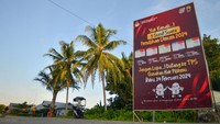 Warga kepulauan dengan tradisi pengobatan tradisional oleh para tabib berkemampuan spiritual yang berjuluk Sikerei ini tidak mau menyia-nyiakan kesempatan memilih mereka dalam pesta demokrasi lima tahunan itu, termasuk para rantau yang menyempatkan pulang untuk memberi suaranya.
