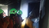 Petugas Damkar Kota Surabaya mencari titik penyebab kebakaran di salah satu tower Apartemen Bella dikawasan Pakuwon City.