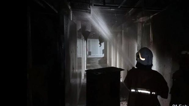 Petugas Damkar Lakukan Pembasahan Kebakaran Apartemen Bella Pakuwon City