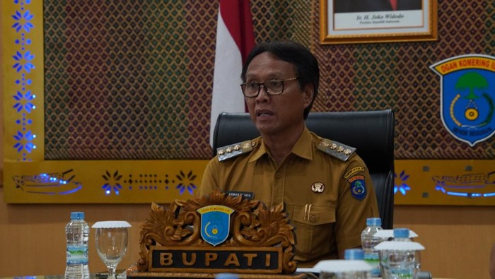 Pj Bupati OKI Asmar Wijaya saat berkoordinasi dengan PLN mengenai wilayahnya yang belum teraliri listrik.
