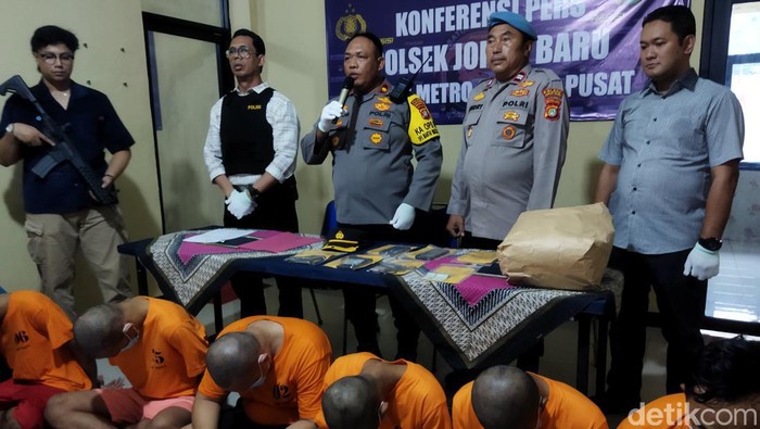 Polisi menangkap pria berinisial RH sebagai penjual narkoba jenis sabu. Polisi menjelaskan pelaku biasa menjual sabu kepada para remaja yang hendak tawuran. (Kurniawan F/detikcom)