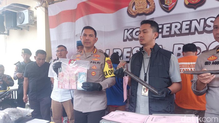 Polisi mengungkap aksi komplotan maling dengan menjebol dinding salah satu minimarket di Cimahpar, Bogor Utara, Kota Bogor (M Sholihin/detikcom)