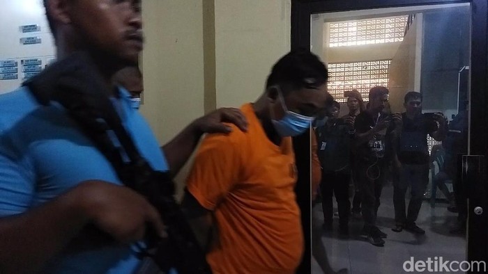 Polisi meringkus pelaku pencurian sepeda motor berinisial WS. Pelaku ditangkap tidak lama setelah dipergoki korban yang kemudian berteriak maling. (Kurniawan F/detikcom)