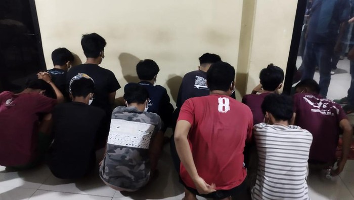Polsek Johar Baru mengamankan 11 remaja diduga hendak tawuran. (Kurniawan/detikcom)