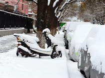 Potret Kendaraan Diselimuti Salju di Beijing