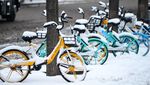 Potret Kendaraan Diselimuti Salju di Beijing