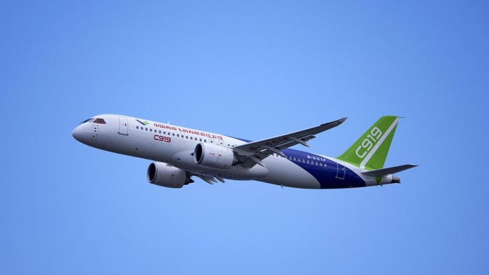 A Chinas COMAC C919 aircraft flies during the first day of the Singapore Airshow in Singapore, Tuesday, Feb. 20, 2024. (AP Photo/Vincent Thian)