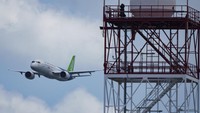 Saat ini, ada empat pesawat jet C919 yang beroperasi di China. Otoritas penerbangan China mengatakan akan mempromosikan pesawat tersebut secara internasional tahun ini dan mengejar sertifikasi Badan Keamanan Penerbangan Uni Eropa (EASA).  
