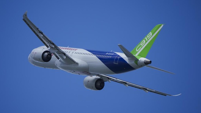 A Chinas COMAC C919 aircraft flies during the first day of the Singapore Airshow in Singapore, Tuesday, Feb. 20, 2024. (AP Photo/Vincent Thian)
