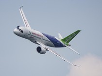 Potret Pesawat Buatan China C919 Unjuk Kemampuan di Langit Singapura