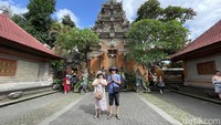 Spot favorit wisatawan untuk berfoto adalah candi bentar (pintu masuk) yang dibangun dengan bata merah lengkap dengan ukiran kayu dan batu yang indah. Di sini traveler tak akan kehabisan spot yang sip untuk dijadikan latar belakang berfoto.   