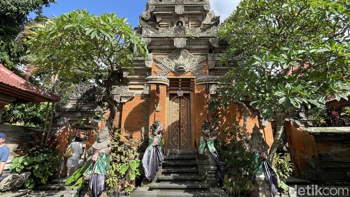 Puri Ubud merupakan pusat pemerintahan kerajaan Ubud yang hingga kini menjadi destinasi favorit wisatawan. Arsitektur yang masih kental membuat setiap sudut di istana ini menjadi semakin cantik dan mempesona. Yuk simak kecantikan Puri Ubud.