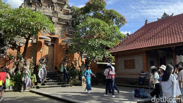 Puri Ubud merupakan pusat pemerintahan kerajaan Ubud yang hingga kini menjadi destinasi favorit wisatawan. Arsitektur yang masih kental membuat setiap sudut di istana ini menjadi semakin cantik dan mempesona. Yuk simak kecantikan Puri Ubud.