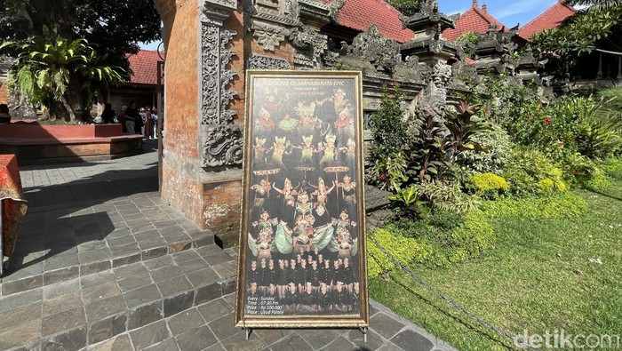 Potret Puri Ubud, Destinasi Wisata Sejarah yang Cantik Nan Mempesona Puri Ubud merupakan pusat pemerintahan kerajaan Ubud yang hingga kini menjadi destinasi favorit wisatawan. Arsitektur yang masih kental membuat setiap sudut di istana ini menjadi semakin cantik dan mempesona. Yuk simak kecantikan Puri Ubud.