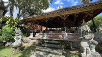 Istana Ubud, yang juga dikenal sebagai Puri Saren Agung, terletak di Gianyar, Bali, Indonesia, dan sering menjadi tujuan yang sangat diminati oleh pengunjung karena daya tariknya yang luar biasa.   