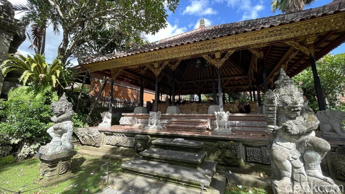 Potret Puri Ubud, Destinasi Wisata Sejarah yang Cantik Nan Mempesona Puri Ubud merupakan pusat pemerintahan kerajaan Ubud yang hingga kini menjadi destinasi favorit wisatawan. Arsitektur yang masih kental membuat setiap sudut di istana ini menjadi semakin cantik dan mempesona. Yuk simak kecantikan Puri Ubud.