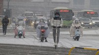 Sejumlah kendaraan menerobos hujan salju yang lebat di Xian, provinsi Shaanxi, Tiongkok, Rabu (21/2/2024).