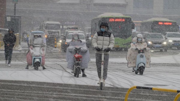 Potret Warga China Terobos Hujan Salju