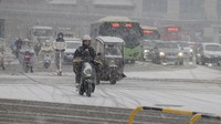 Berdasarkan data Pusat Meteorologi China, bagian utara negara tersebut akan mengalami hujan salju dan penurunan suhu udara hingga lebih dari 20 derajat celcius.