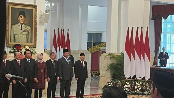 Prabowo berdiri di samping Wapres Maruf saat pelantikan Hadi dan AHY (Eva/detikcom)