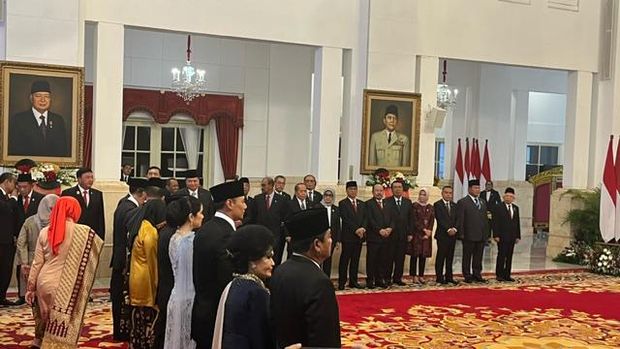 Prabowo berdiri di samping Wapres Ma'ruf saat pelantikan Hadi dan AHY (Eva/detikcom)