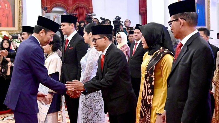 Presiden Jokowi melantik Ketua Komisi Kejaksaan RI Pujiyono Suwadi, Rabu (21/2/2024).