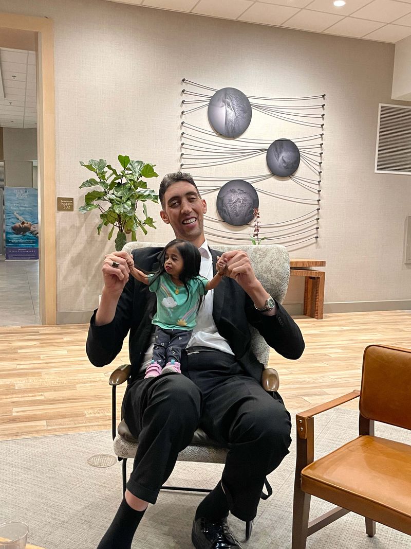 IRVINE, CALIFORNIA, UNITED STATES - FEBRUARY 19: World's tallest living man Sultan Kosen, who is 251 cm (8 ft 2.82) meets Jyoti Amge, the shortest woman in the world, with a height of 62.8 centimetres in Irvine, California, United States on February 19, 2024. (Photo by Mehmet Veysi Bora/Anadolu via Getty Images)