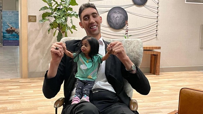 IRVINE, CALIFORNIA, UNITED STATES - FEBRUARY 19: Worlds tallest living man Sultan Kosen, who is 251 cm (8 ft 2.82) meets Jyoti Amge, the shortest woman in the world, with a height of 62.8 centimetres in Irvine, California, United States on February 19, 2024. (Photo by Mehmet Veysi Bora/Anadolu via Getty Images)