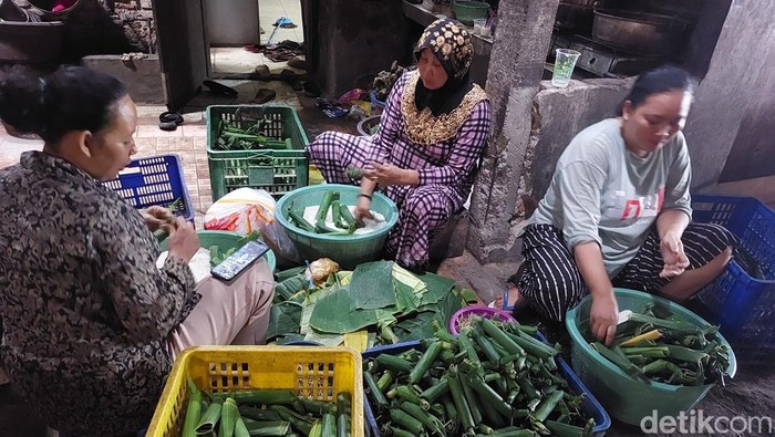 Produsen lontong di Kota Cirebon