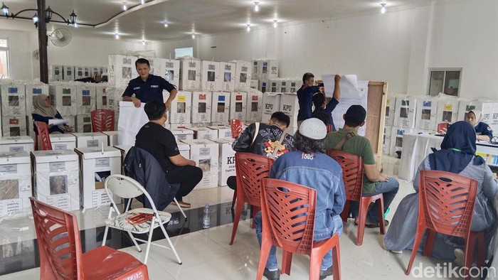Proses rekapitulasi perolehan suara PPK Kuningan di Gedung Baraya dilanjutkan meski ada insiden hilangnya satu bundel formulir C1 Hasil dari TPS 04 Kelurahan Ciporang