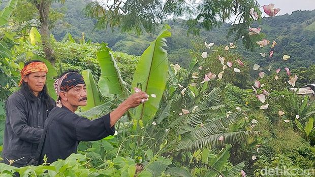 Prosesi Tabur Bunga di Lokasi Longsor Sampah TPA Leuwigajah, Cireundeu