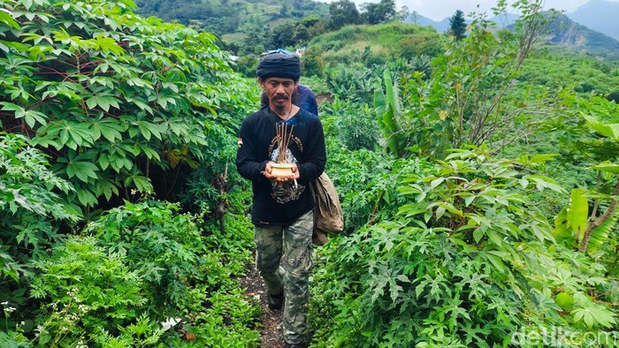 Prosesi Tabur Bunga di Lokasi Longsor Sampah TPA Leuwigajah, Cireundeu