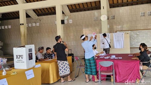 Perhitungan suara di TPS 14, Desa Pering, Kecamatan Blahbatuh, Gianyar, Rabu (21/2/2024).