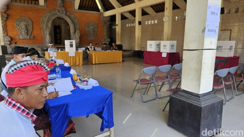 PSU di TPS 14 di balai banjar Desa Pakraman Tojan, Desa Pering, Kecamatan Blahbatuh, Gianyar, Rabu (21/2/2024). (Putu Krista / detikBali).
