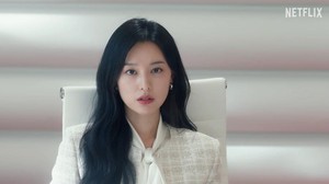 Kesan konglomerat yang dipancarkan Kim Ji Won memang tegas banget, termasuk dalam foto ini. (Foto: dok. Netflix)