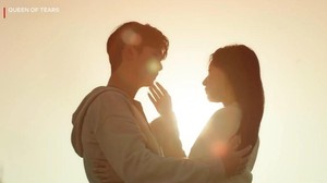 Dalam teaser terbaru Queen of Tears yang dirilis Netflix, hubungan Hong Hae In dan Baek Hyun Woo diperlihatkan manis di awal tapi menuju akhir teaser malah berantakan. (Foto: dok. Netflix)