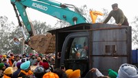 Pihak berwenang telah membangun barikade untuk menjaga jarak pengunjuk rasa hampir 200 km (125 mil) dari New Delhi selama lebih dari seminggu, namun polisi mengatakan alat berat pada pertemuan hari Rabu itu dimaksudkan untuk digunakan merusak barikade.