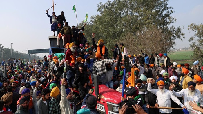 Ribuan Petani di India Demo, Protes Harga Hasil Panen Farmers shout slogans during a protest demanding better crop prices promised to them in 2021, at Shambhu Barrier, a border crossing between Punjab and Haryana states, India, February 20, 2024. REUTERS/Anushree Fadnavis
