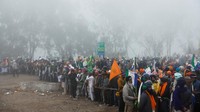 Para petani berdiri di garis depan lokasi protes saat mereka berbaris menuju New Delhi untuk mendesak agar harga hasil panen lebih baik yang dijanjikan kepada mereka pada tahun 2021, di penghalang Shambhu, perbatasan antara negara bagian Punjab dan Haryana, India, Rabu (21/2/2024). REUTERS/Francis Mascarenhas