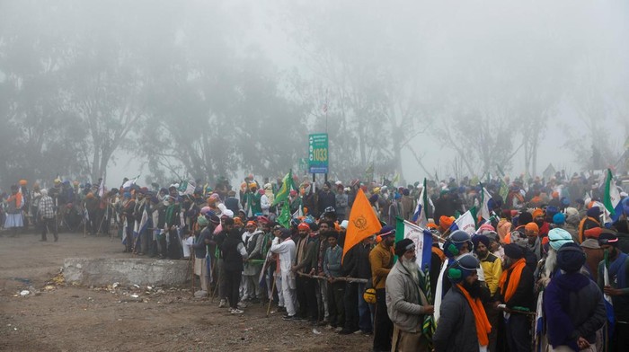 Farmers stand at the frontline of the protest site as they march towards New Delhi to press for better crop prices promised to them in 2021, at Shambhu barrier, a border crossing between Punjab and Haryana states, India, February 21, 2024. REUTERS/Francis Mascarenhas