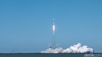 Roket tersebut saat ini terpantau menuju ke ketinggian di luar angkasa tampaknya tanpa mengalami kendala. Foto: Fitraya Ramadhanny